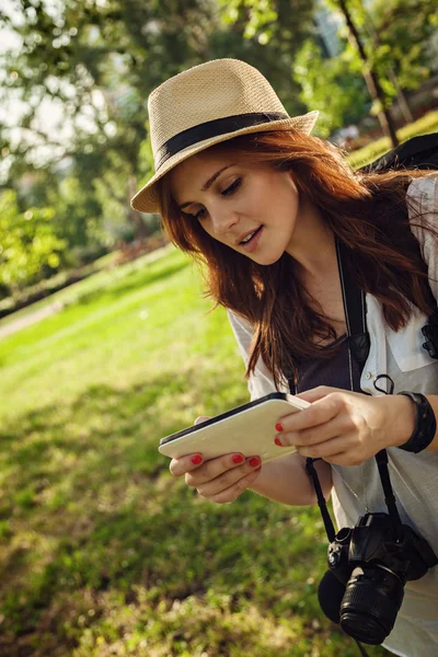 Ragazza turistica utilizzando tavoletta digitale — Foto Stock