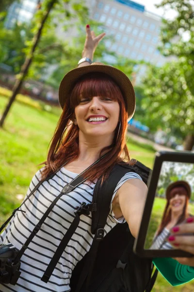 Touristenmädchen macht Selfie — Stockfoto