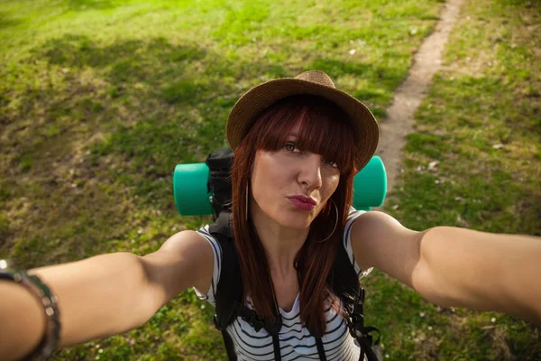 Chica turista tomando selfie —  Fotos de Stock