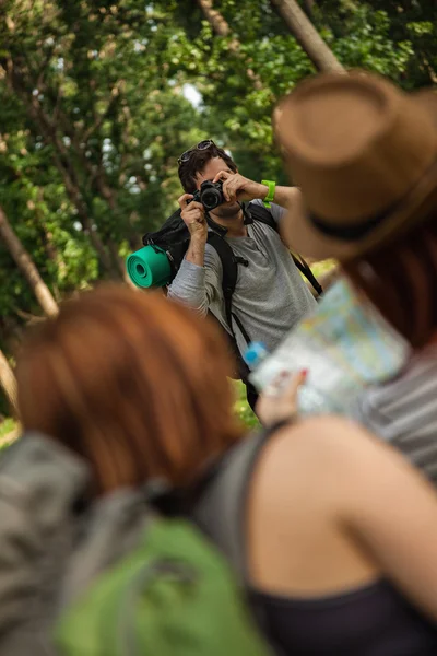 Pessoas turísticas tirando foto — Fotografia de Stock