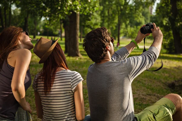 Turisté v přírodě s selfie — Stock fotografie