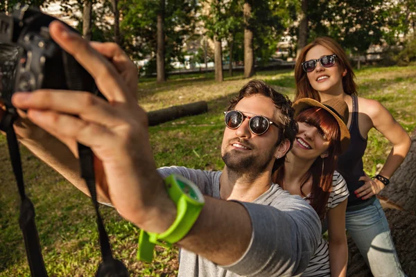 Τουρίστες στη φύση λαμβάνοντας selfie — Φωτογραφία Αρχείου