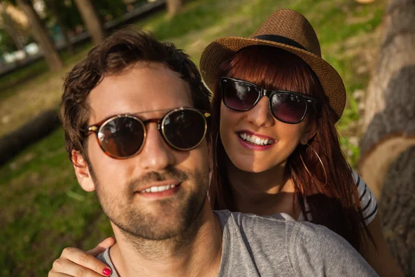 Pareja sonriente haciendo autorretrato — Foto de Stock