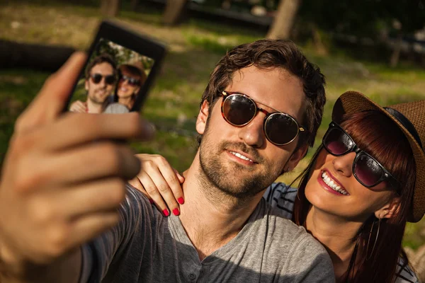 Smiling Couple Making Self Portrait — Stock Photo, Image