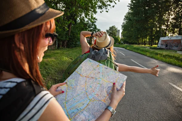 Filles touristiques auto-stop sur la route — Photo