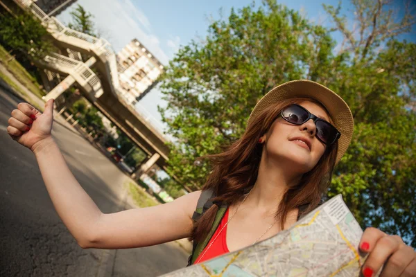 Tourist Girl auto-stop sur la route — Photo