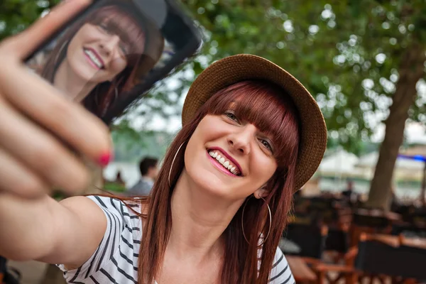 Usmívající se žena dělat autoportrét — Stock fotografie