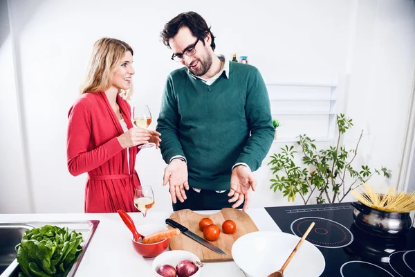 Pareja cocinando juntos en la cocina —  Fotos de Stock