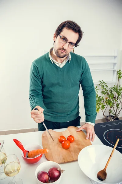 Человек готовит еду на кухне — стоковое фото