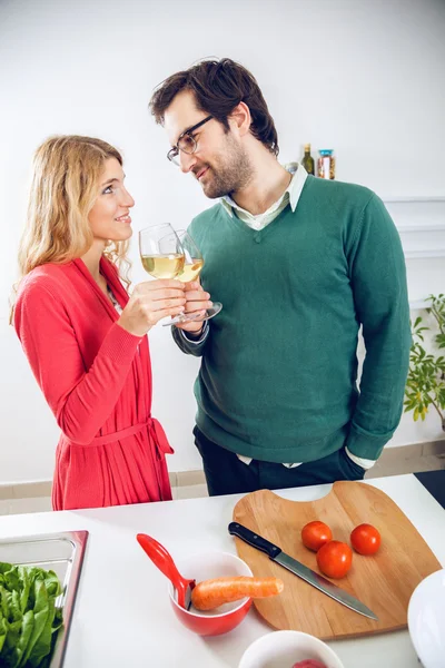 Casal cozinhar juntos na cozinha — Fotografia de Stock