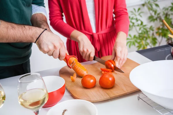 Pareja cocinando juntos en la cocina —  Fotos de Stock