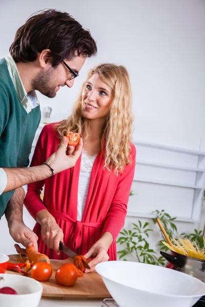 Pareja cocinando juntos en la cocina — Foto de Stock