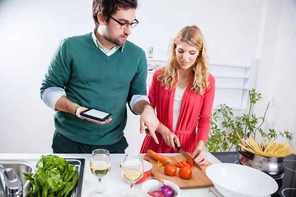 Par matlagning tillsammans i köket — Stockfoto