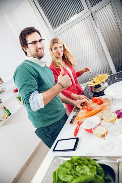 Couple cooking together in kitchen — Stock Photo, Image