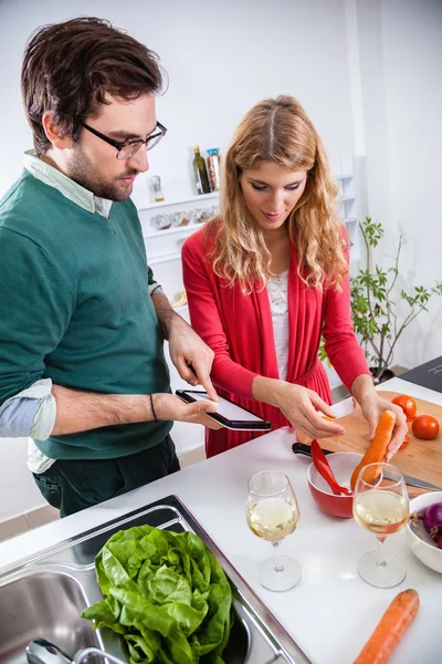 Pareja cocinando juntos en la cocina —  Fotos de Stock