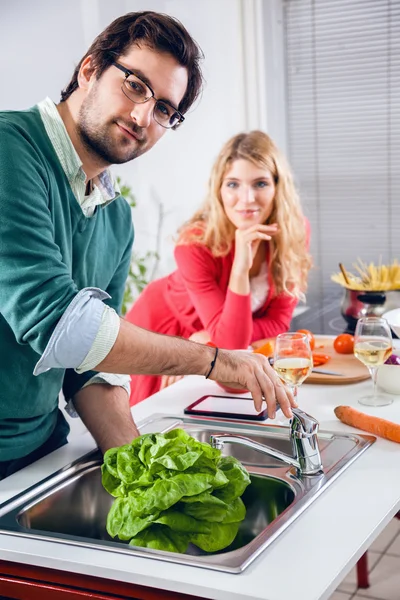 Пара приготовления пищи вместе на кухне — стоковое фото