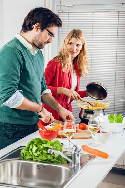 Pareja cocinando juntos en la cocina — Foto de Stock