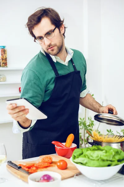 부엌에서 건강 한 음식을 준비 하는 남자 — 스톡 사진