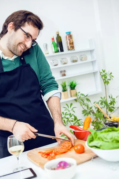 Hombre guapo preparando comida saludable —  Fotos de Stock