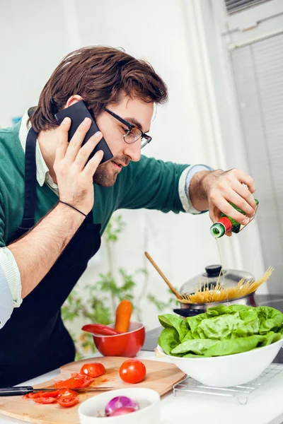 Handsome man preparing healthy food — Stock Photo, Image