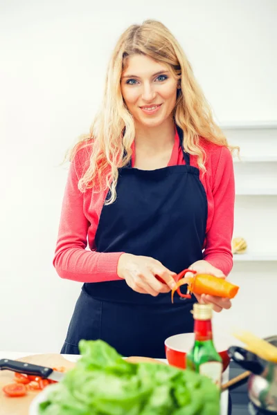Mulher preparando refeição na cozinha — Fotografia de Stock