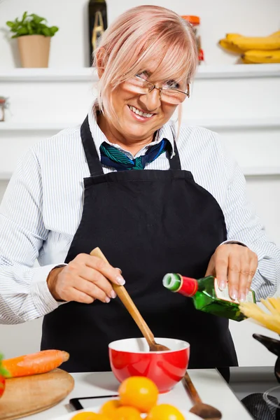 Mujer feliz cocinando en la cocina — Foto de Stock