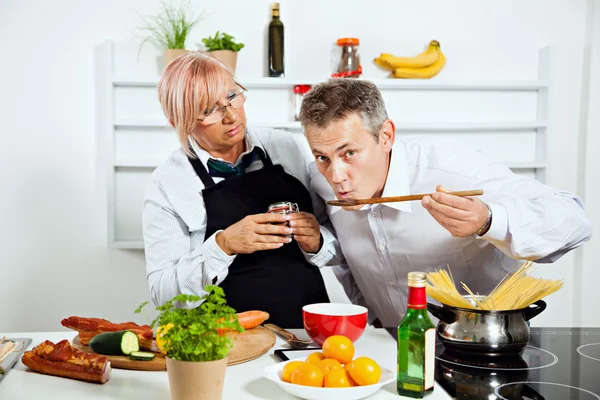 Mature couple cooking together — Stock Photo, Image