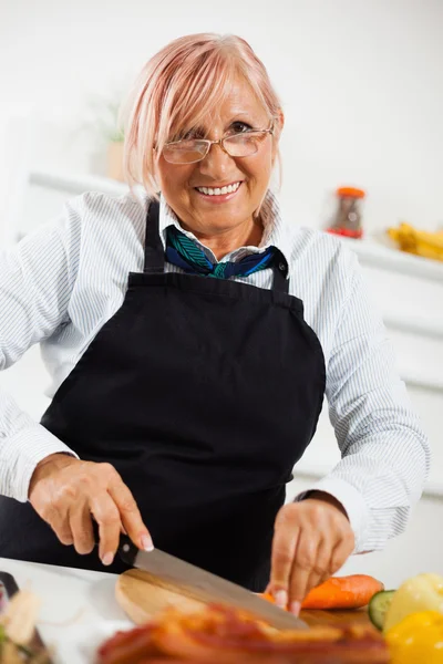 Glad kvinna matlagning i köket — Stockfoto