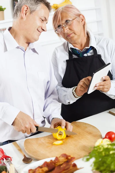 Äldre par matlagning tillsammans — Stockfoto