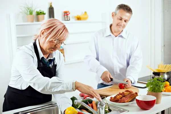 Casal maduro cozinhar juntos — Fotografia de Stock