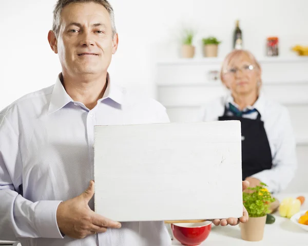 Feliz pareja en la cocina —  Fotos de Stock