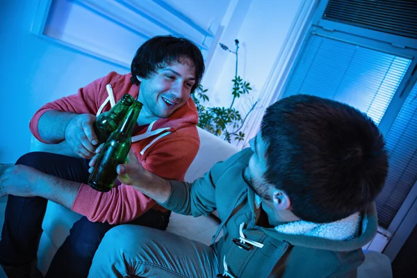 Mannen kijken naar sport en bier drinken — Stockfoto