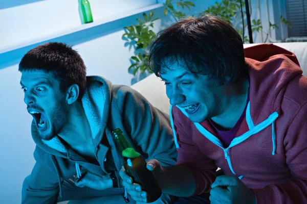 Hombres viendo competición deportiva —  Fotos de Stock