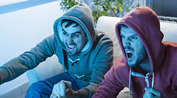 Amigos assistindo esporte na TV — Fotografia de Stock