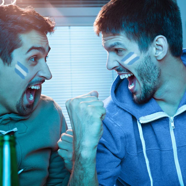 Homens assistindo competição esportiva — Fotografia de Stock