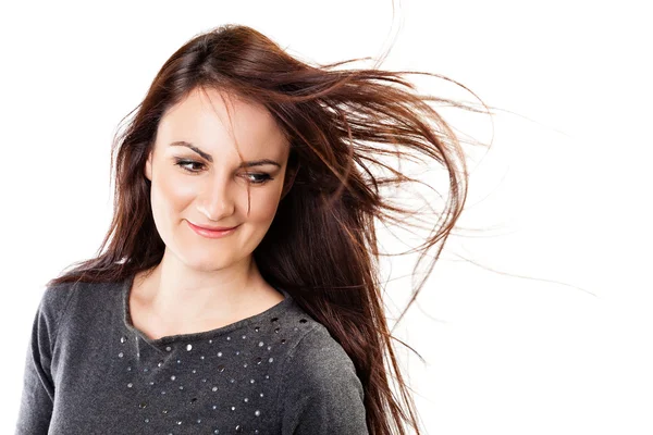 Brunett kvinna med hår fladdrande — Stockfoto