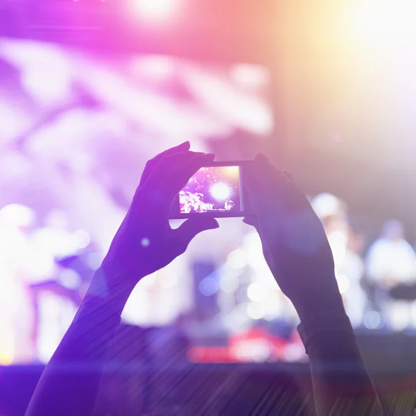 Fotografiar con smartphone durante el concierto — Foto de Stock