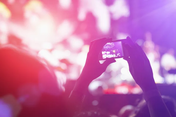 Fotografiar con smartphone durante el concierto — Foto de Stock