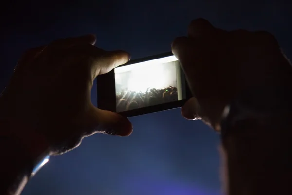 Fotografare con smartphone durante il concerto — Foto Stock