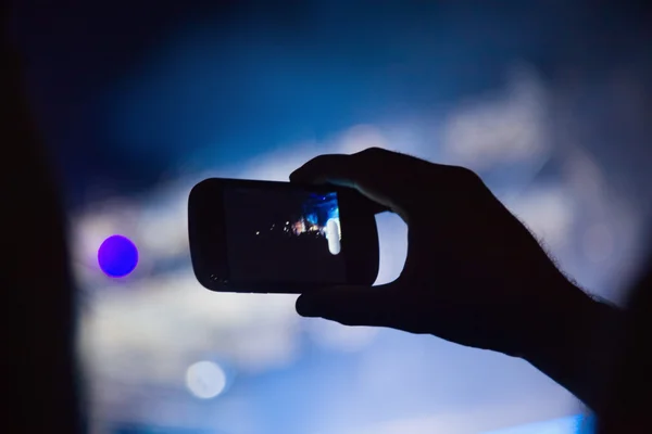 Fotografiar con smartphone durante el concierto — Foto de Stock