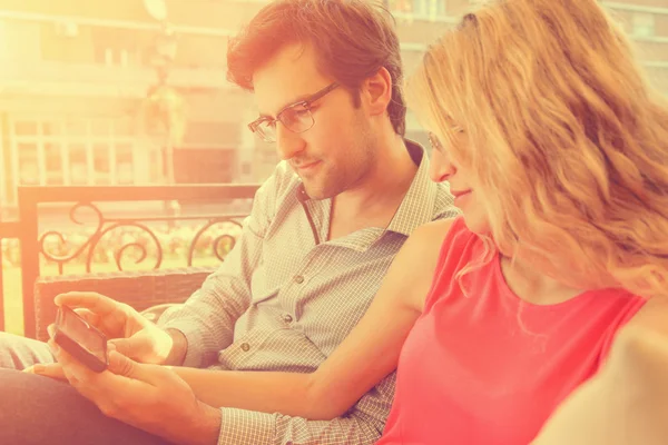 Pareja en la cafetería con teléfono inteligente —  Fotos de Stock