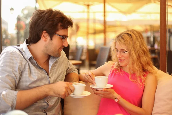 Pareja en la cafetería tomando café — Foto de Stock