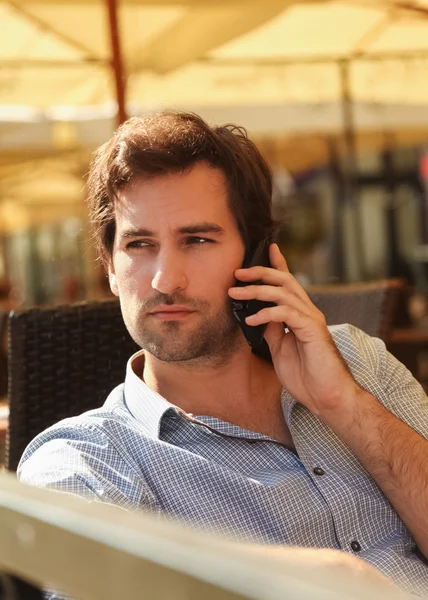 Bărbat vorbind pe telefonul mobil — Fotografie, imagine de stoc
