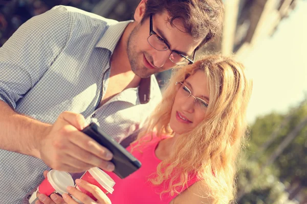 Couple using smart phone — Stock Photo, Image