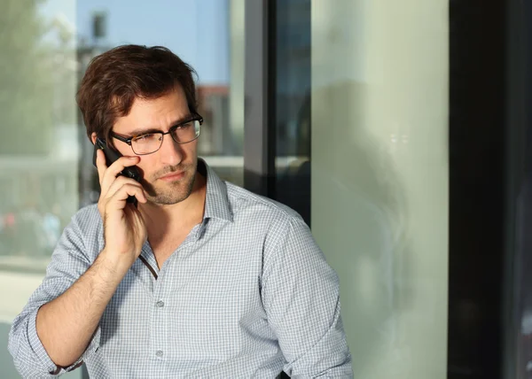 Przystojny mężczyzna o rozmowy telefonicznej — Zdjęcie stockowe