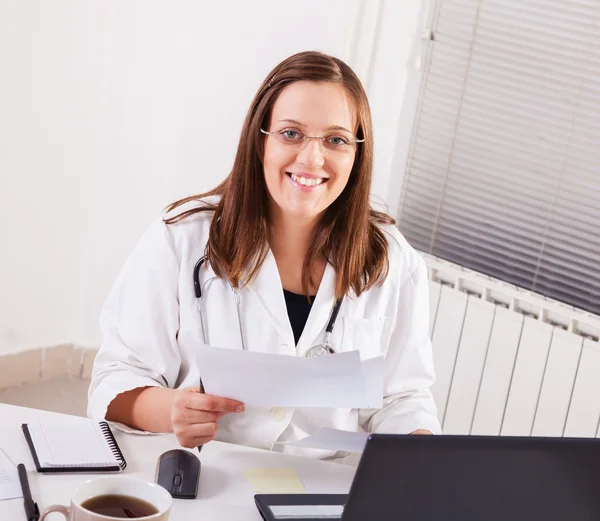 Médecin femme travaillant au bureau — Photo