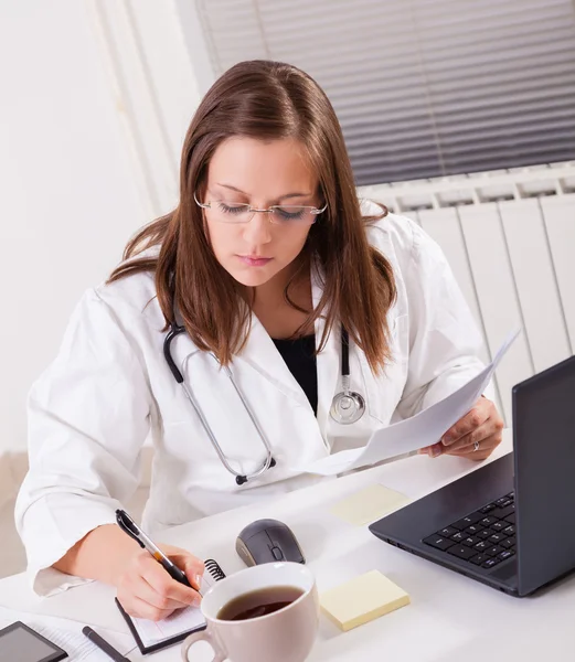 Médecin femme travaillant au bureau — Photo