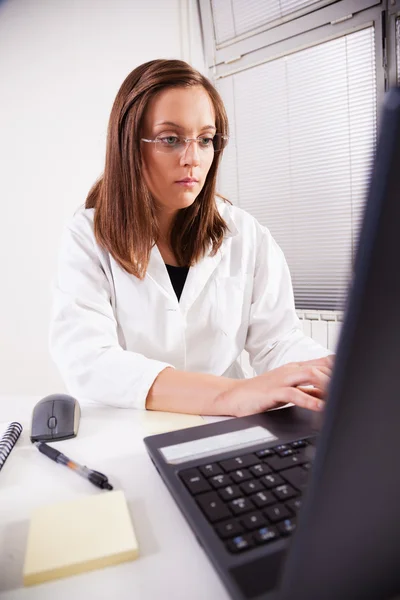Vrouwelijke arts aan het werk — Stockfoto