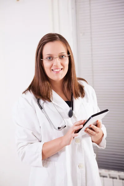 Kvinnlig läkare som använder digitala tabletter — Stockfoto