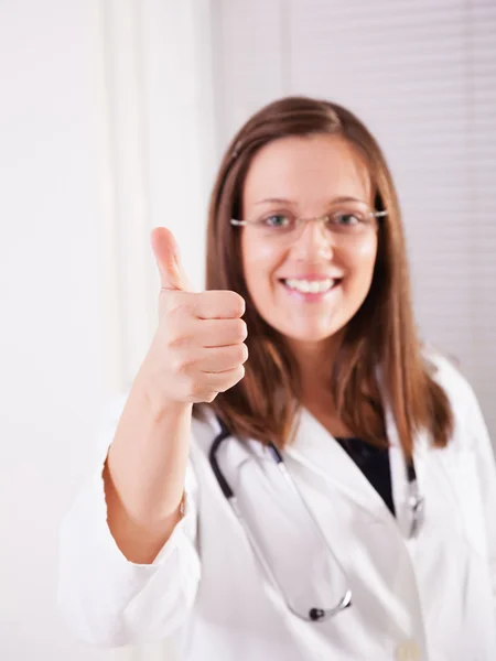 Doctor haciendo gestos con los pulgares hacia arriba —  Fotos de Stock